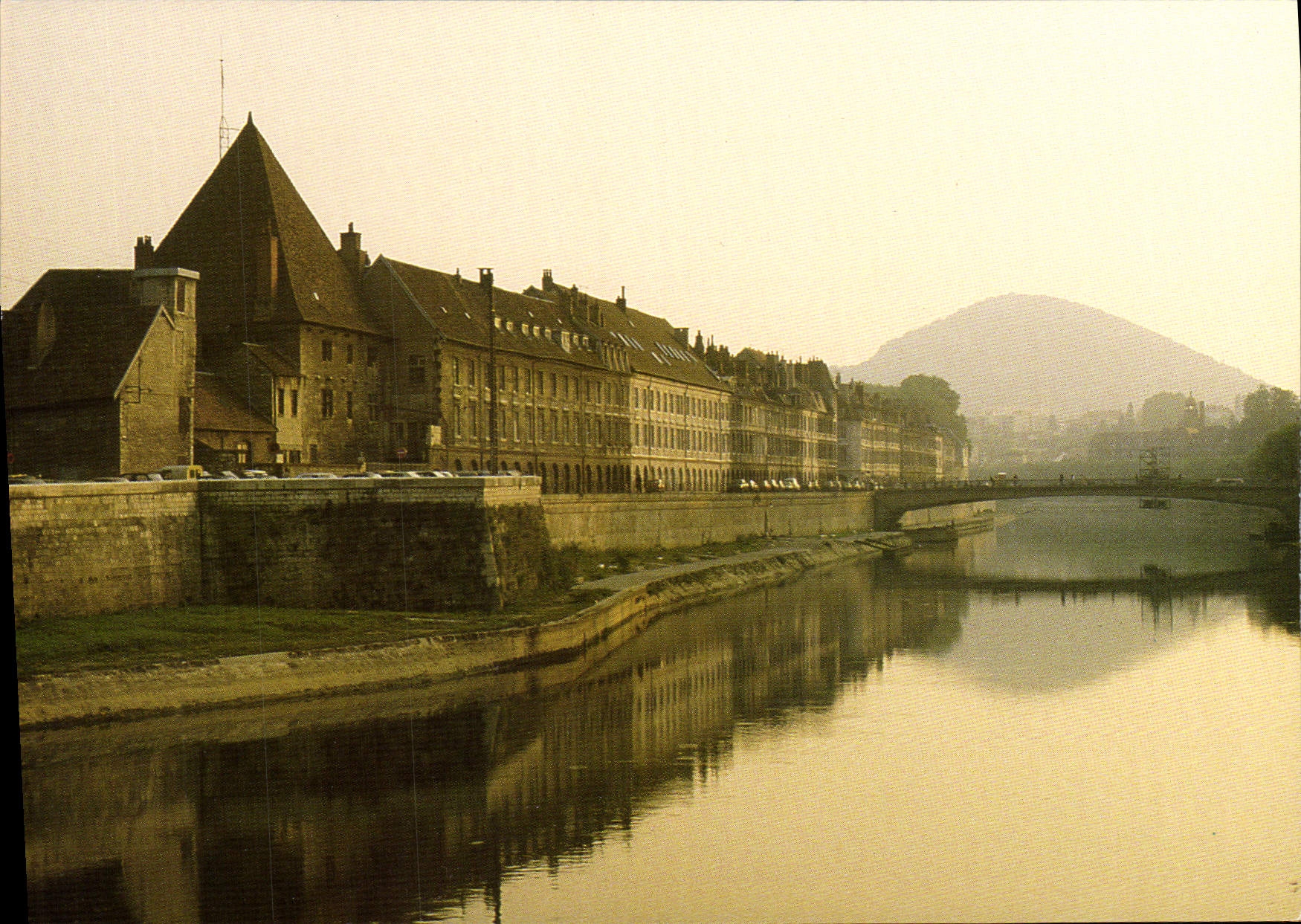 CPM Besancon Doubs le Doubs et le quai Vauban 