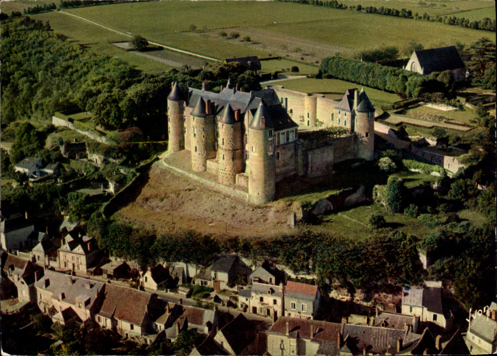 CPM Couleurs et Lumiere de France le Chateau de Luynes I et L Vue aeienne