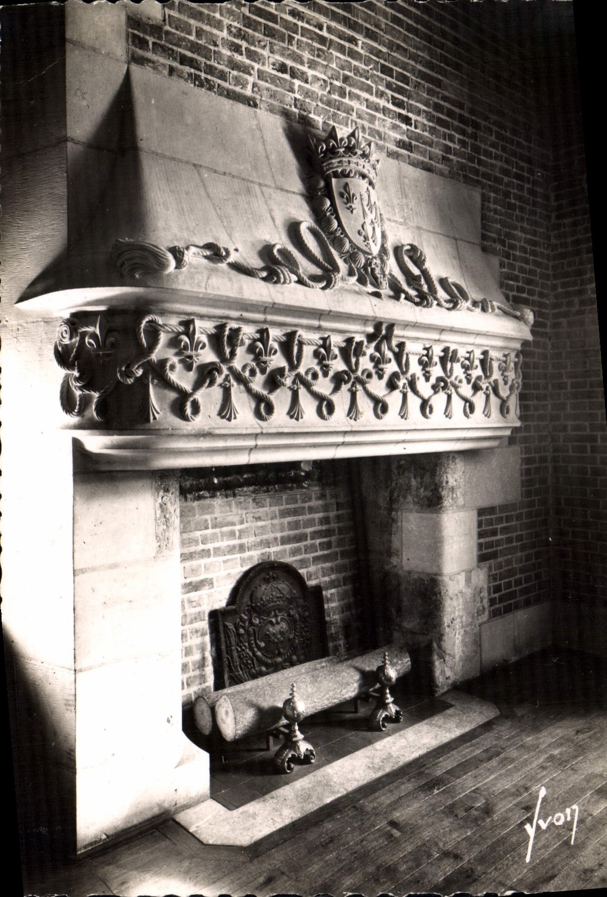 CPM Amboise Indre et Loire le Chateau partie renaissance Cheminee avec ecusson mixte de France et de