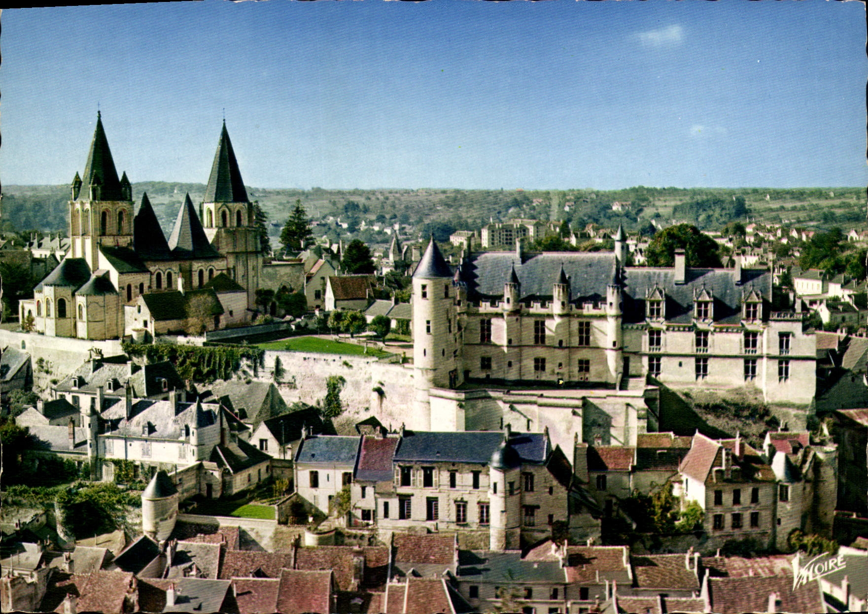 CPM les Merveilles du Val de Loire Loches Indre et Loire L'Eglise Saint Ours et les Logis Royaux du