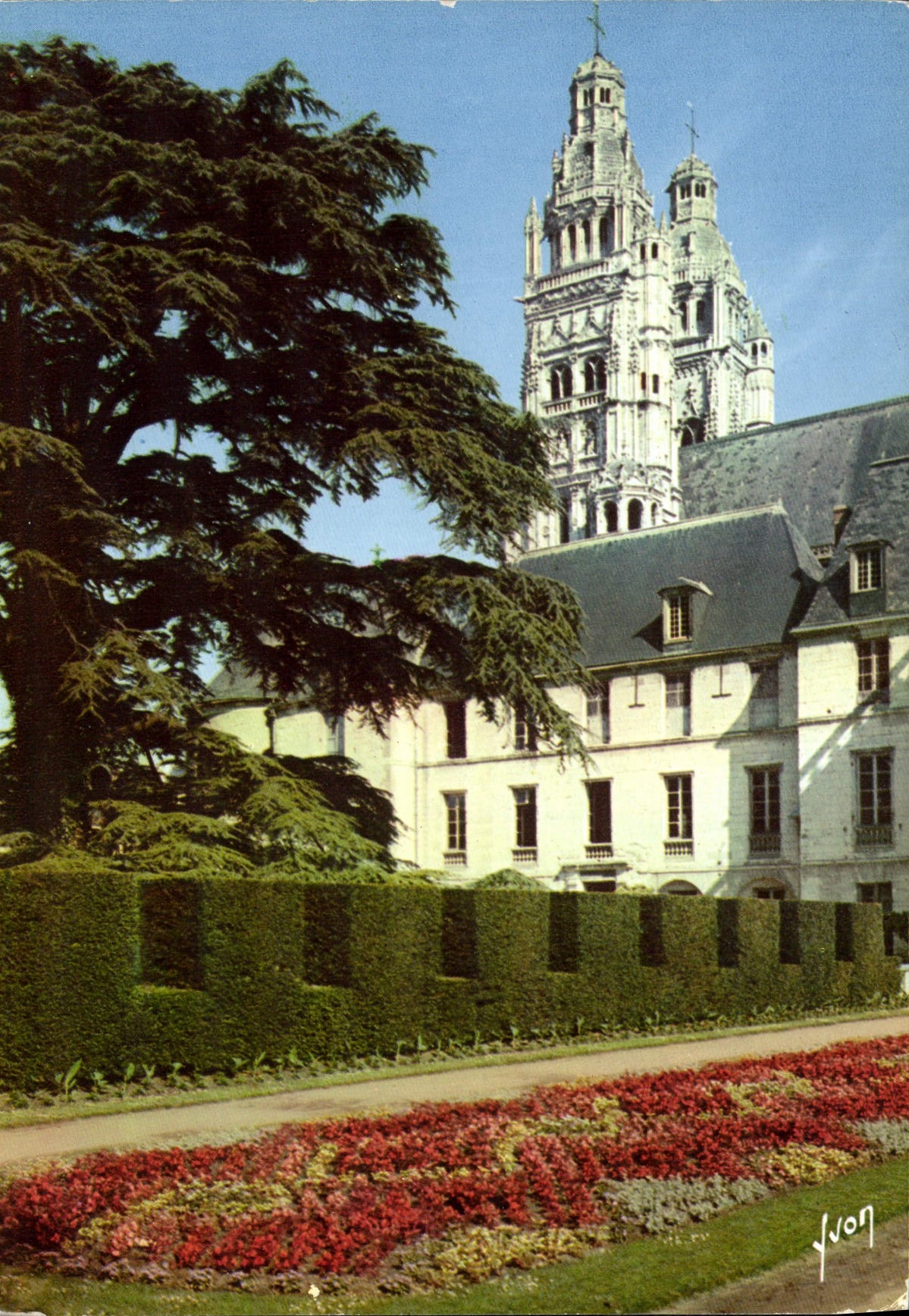 CPM Couleurs et Lumiere de France Val de Loire Tours Indre et Loire La Cathedrale vue des jardins du