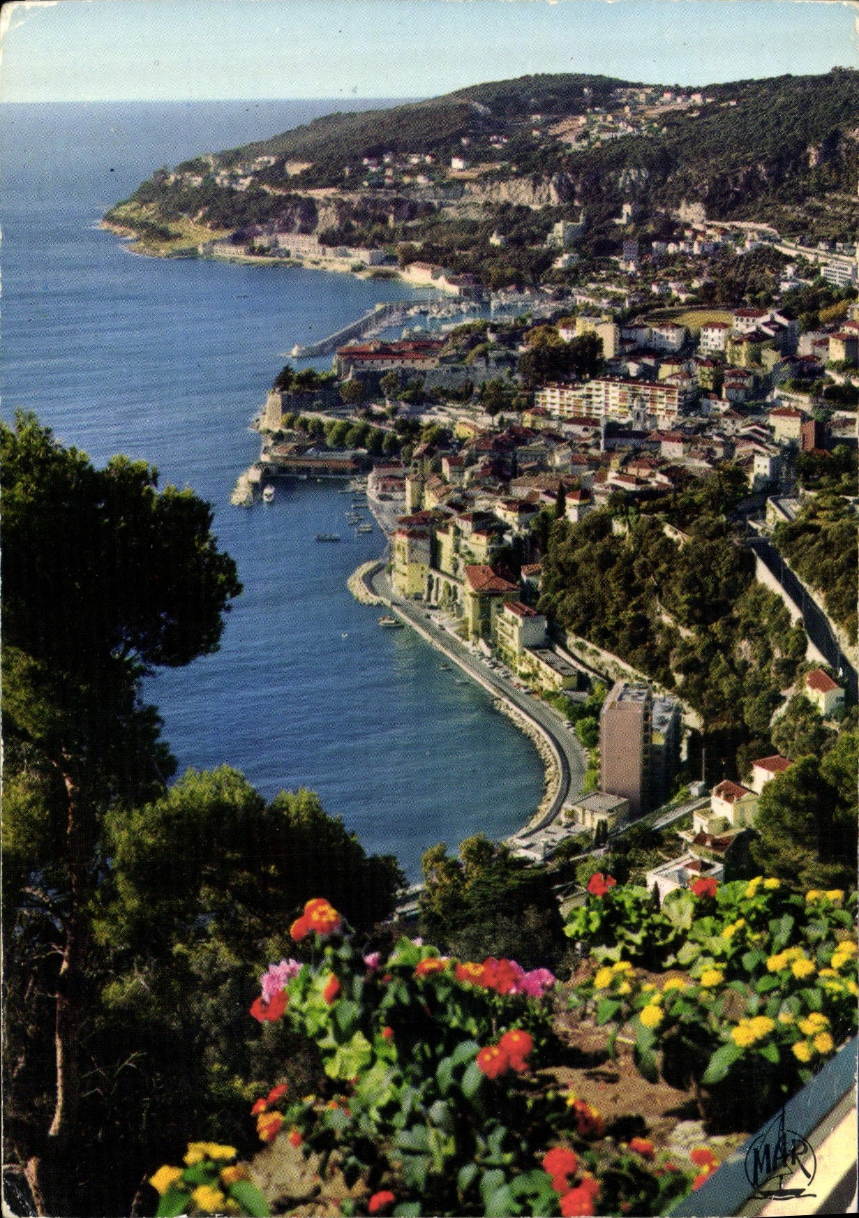 CPM La Cote d'Azur Villefranche sur Mer Vue sur les quais la Forteresse et la Darse