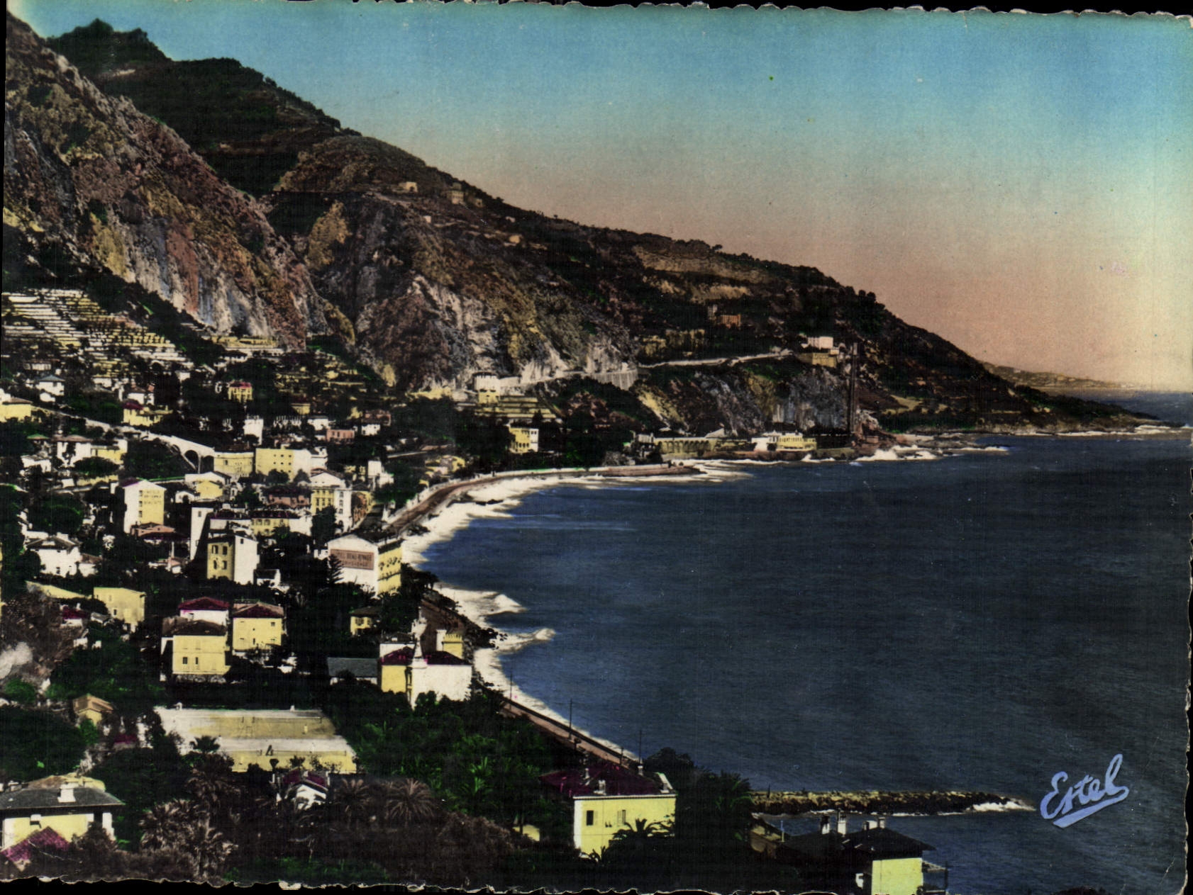 CPM Menton Vue sur la Baie de Garavan et la Frontiere Italienne 