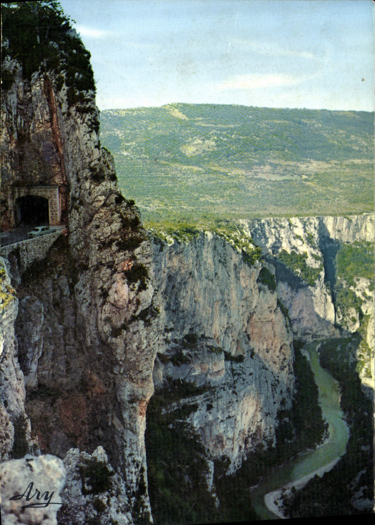 CPM Les Gorges pittoresques du Verdon A pic sur le Verdon vu du tunnel du Fayet 