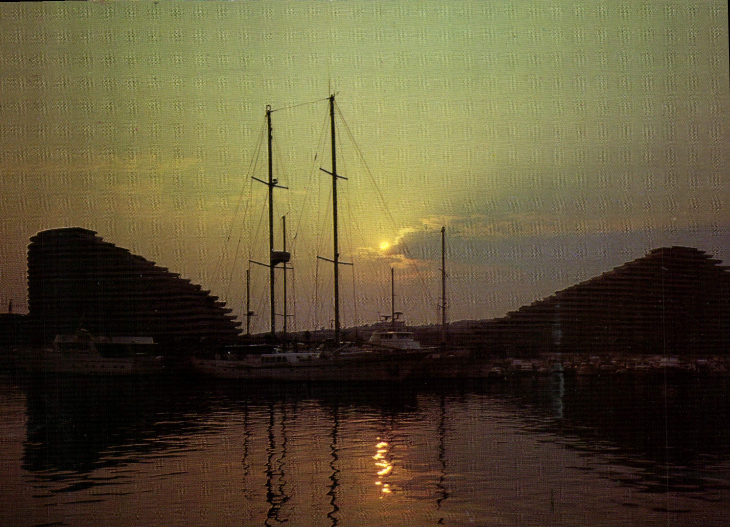 CPM La Cote d'Azur inoubliable Villeneuve Loubet Coucher de soleil sur Marina Baie des Anges 