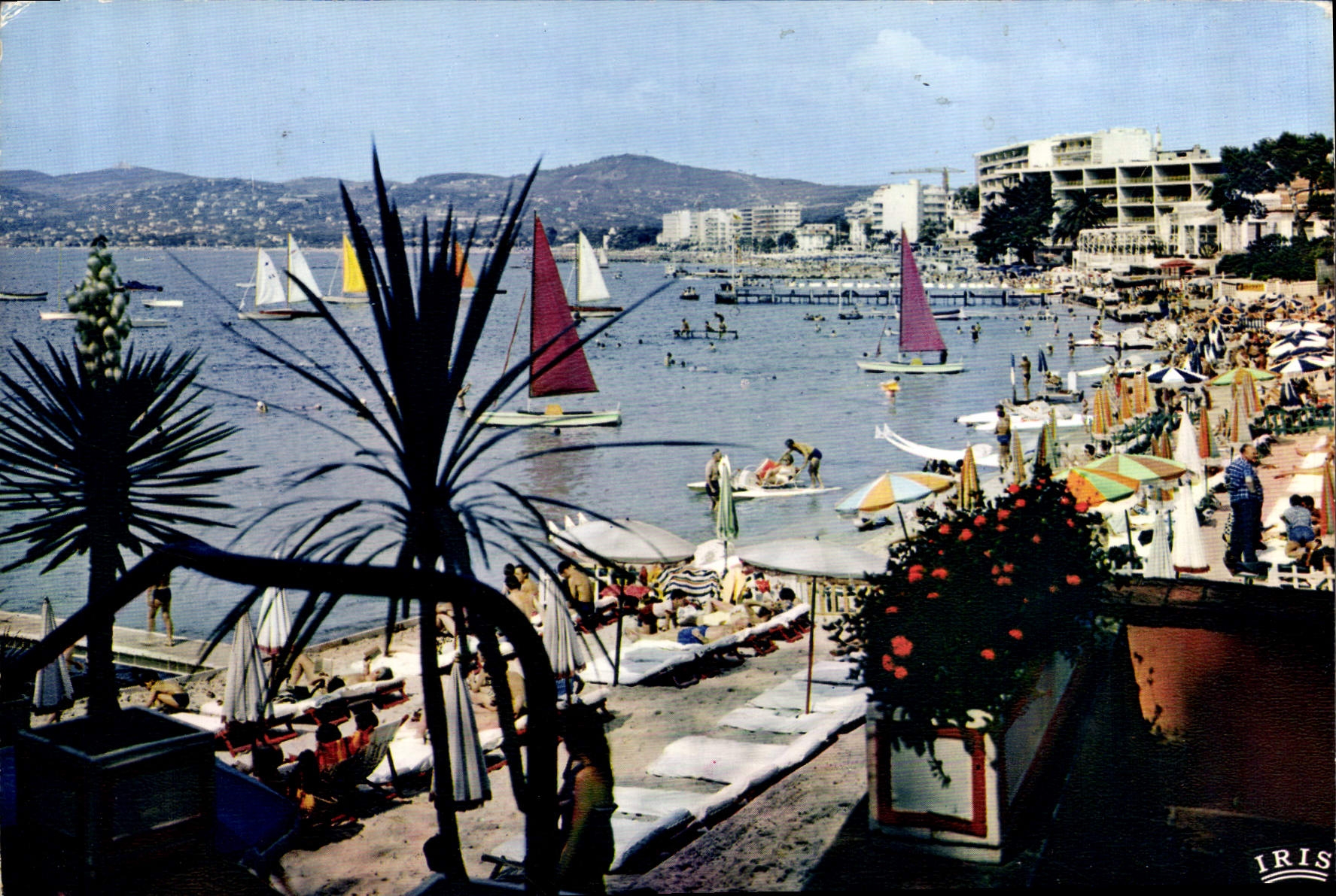 CPM La Cote d'Azur Juan les Pins La Plage Bateaux