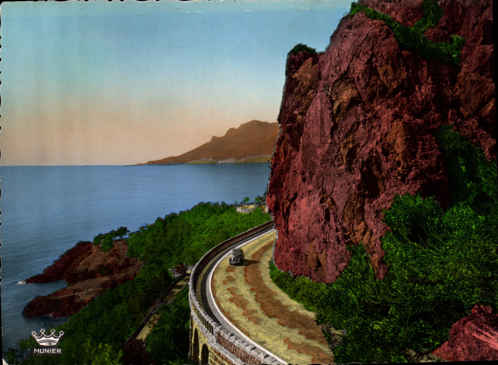 CPM La Cote d'Azur La Corniche d'Or La route du bord de mer entre Theoule et le Trayas dans le fond 