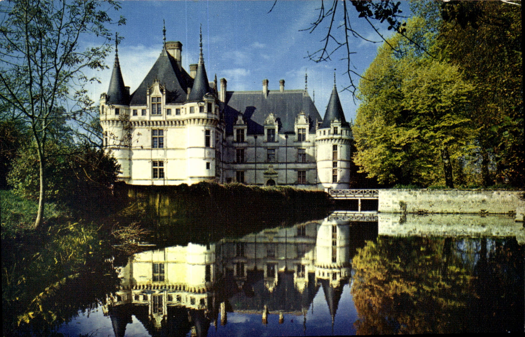 CPM Couleurs et Lumiere de France Val de Loire Azay le Rideau Indre et Loire Le Chateau se refletant