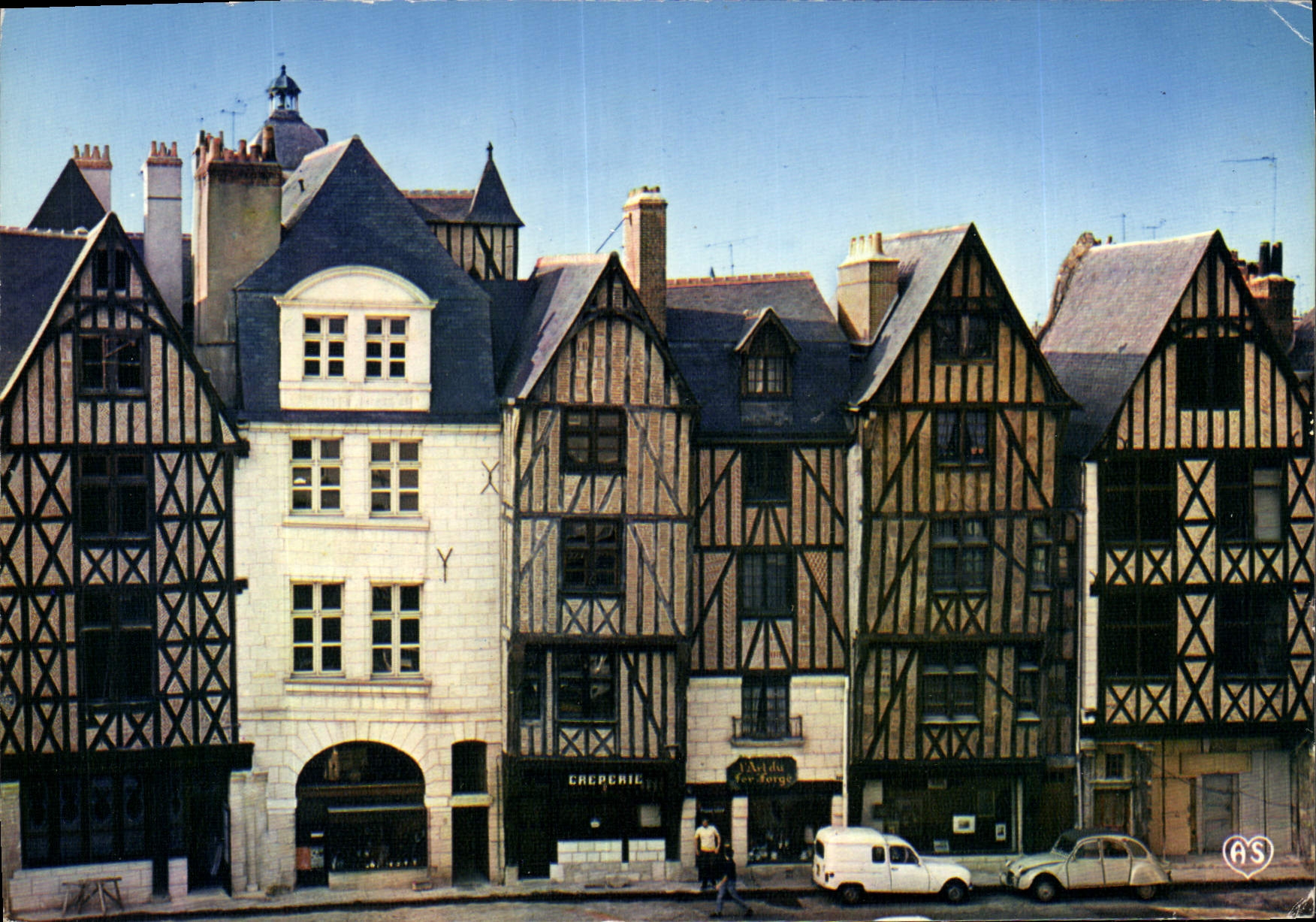 CPA Tours I et L Le Vieux Tours Ensemble de la Place Plumereau 