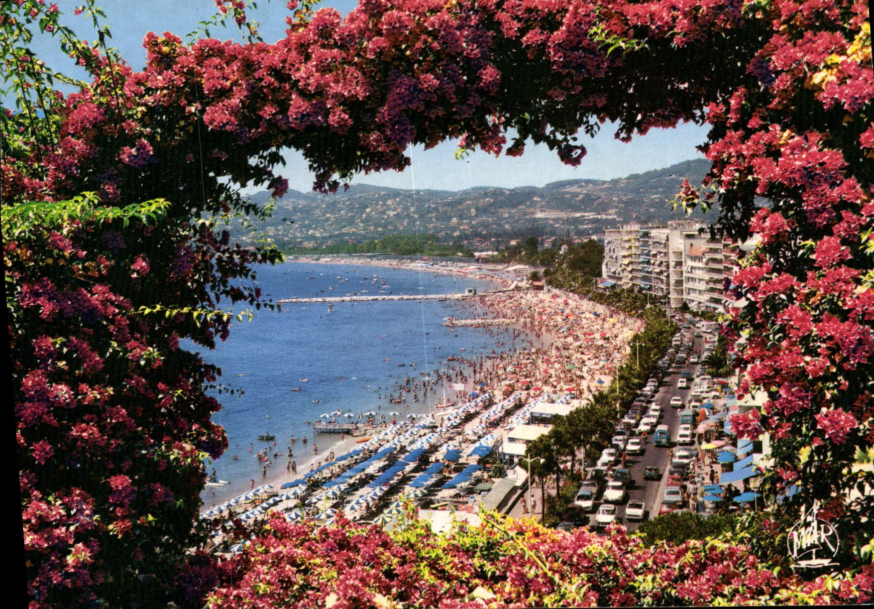 CPM Juan les Pins L'Avenue Guillaumont et la plage