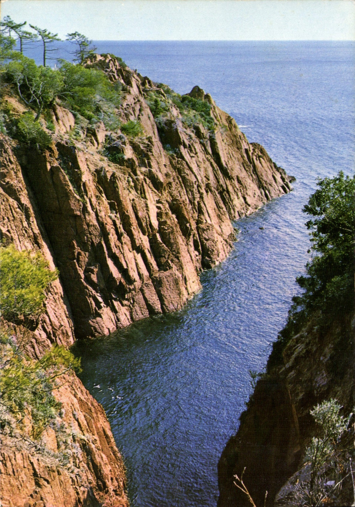 CPM Cote d'Azur Les rochers rougues
