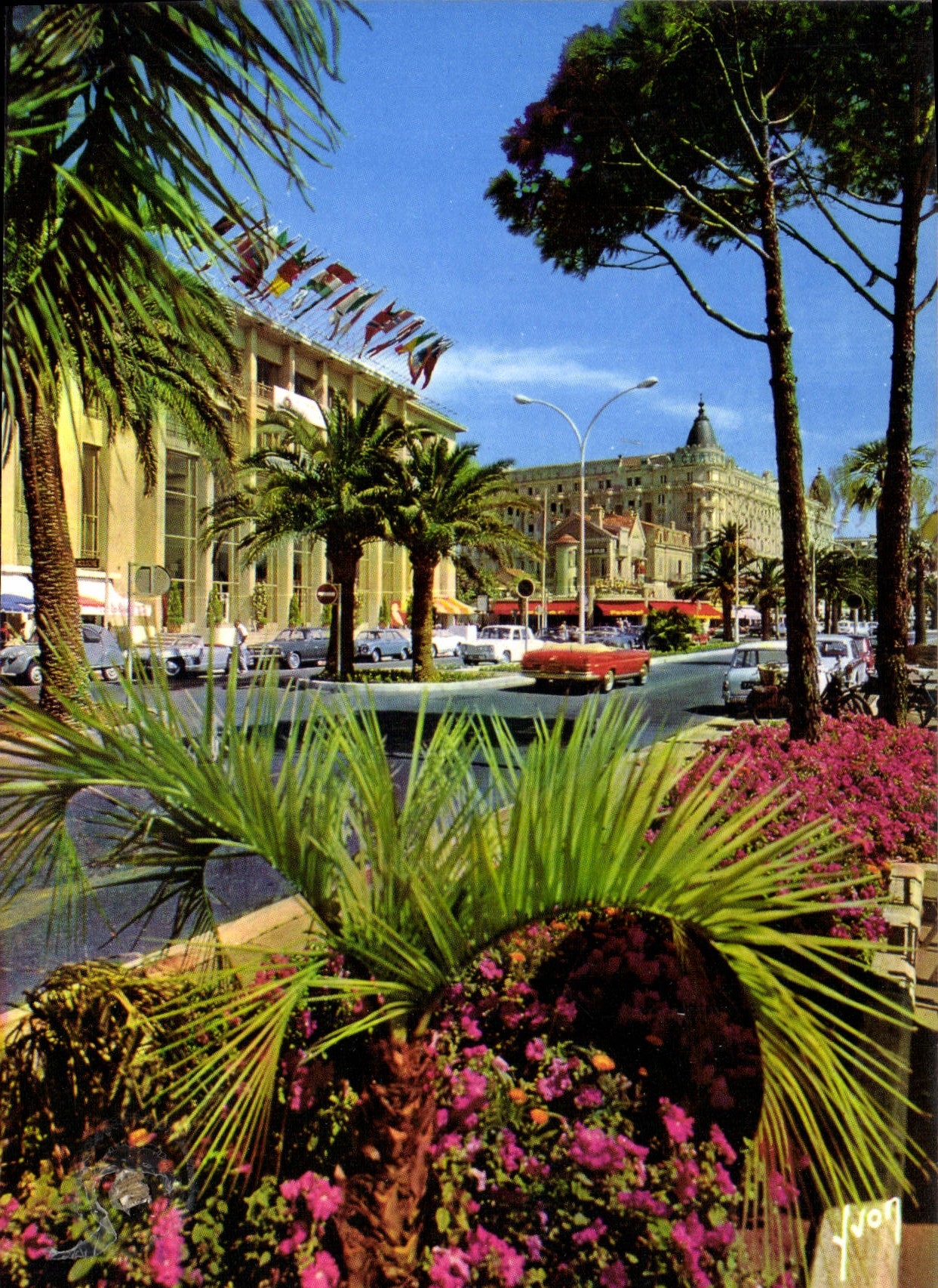 CPM Cannes Alpes Maritimes La Croisette le Palais du Festival et le Carlton