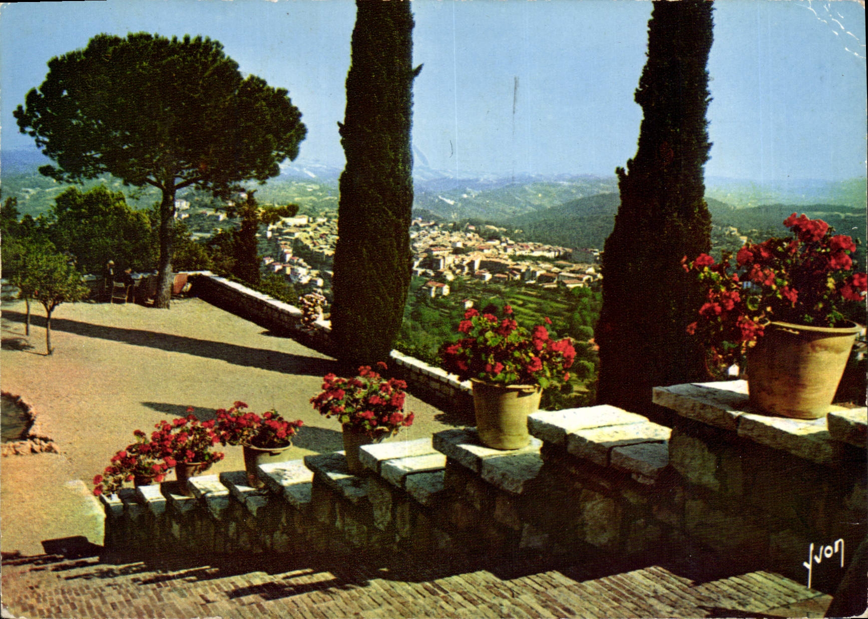 CPM Vence Alpes Maritimes Le Village vu de la terrasse