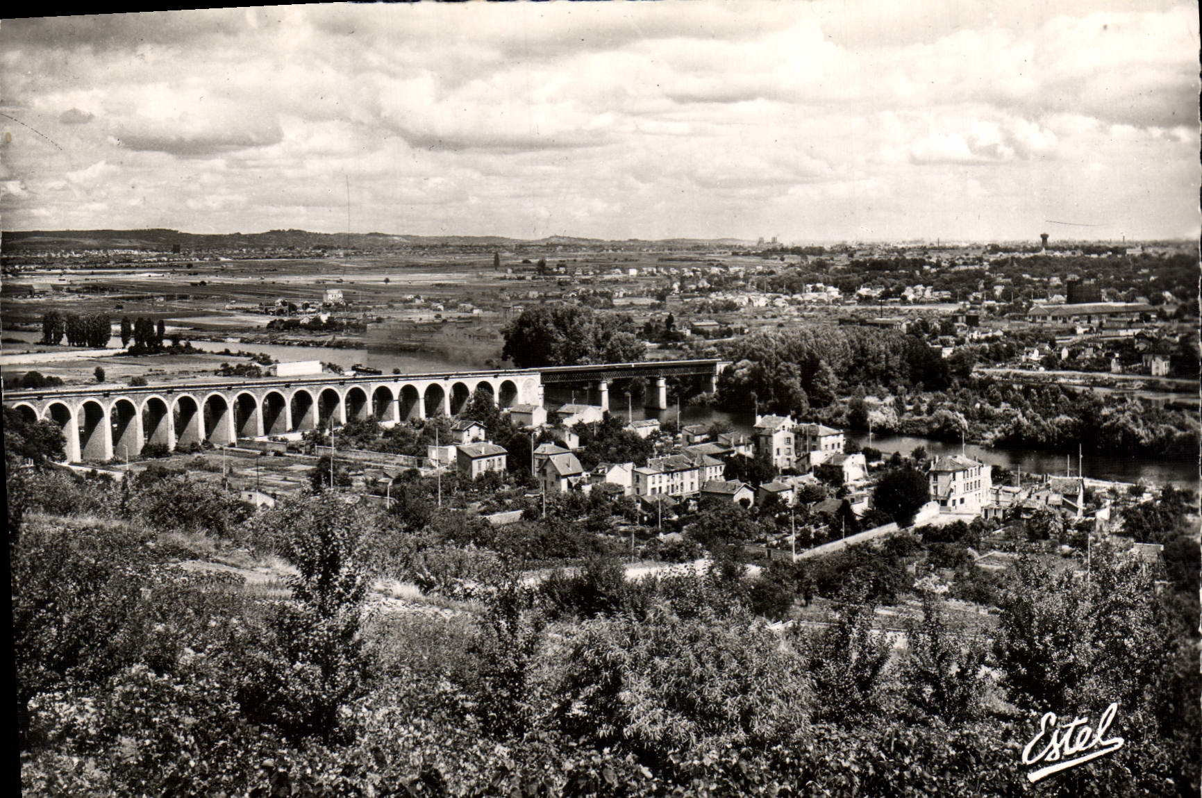 CPM Saint Germain en Laye La Vallee de la Seine vue de la Terrasse 