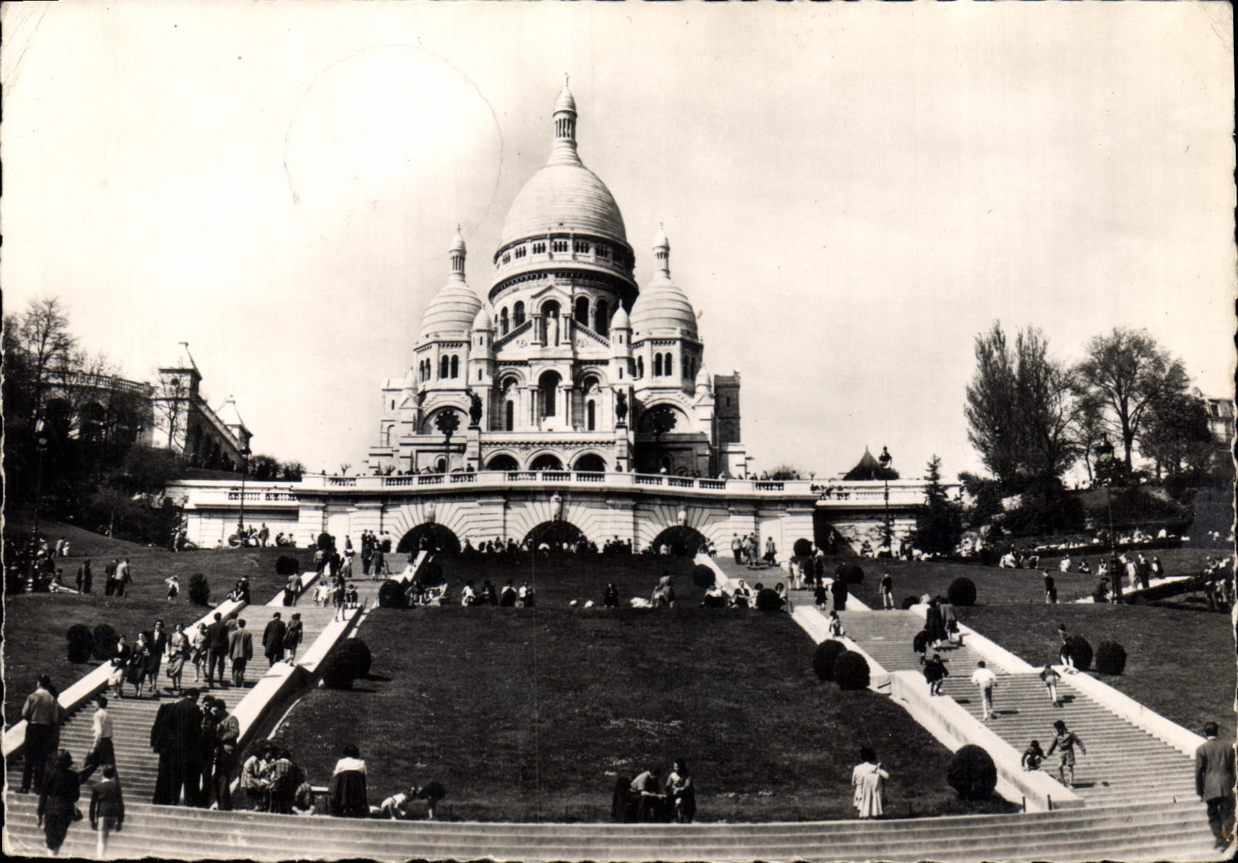 CPM Paris La Basilique du Sacre Coeur