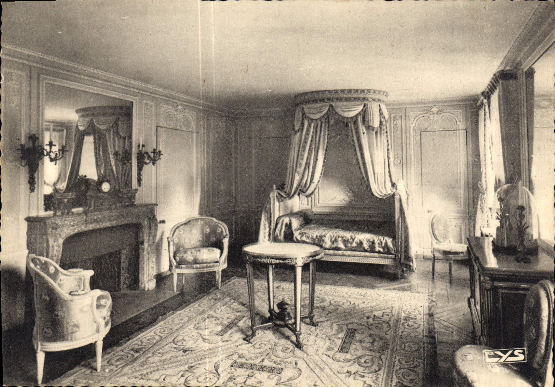 CPM Versailles Palais du Petit Trianon Chambre de Marie Antoinette 