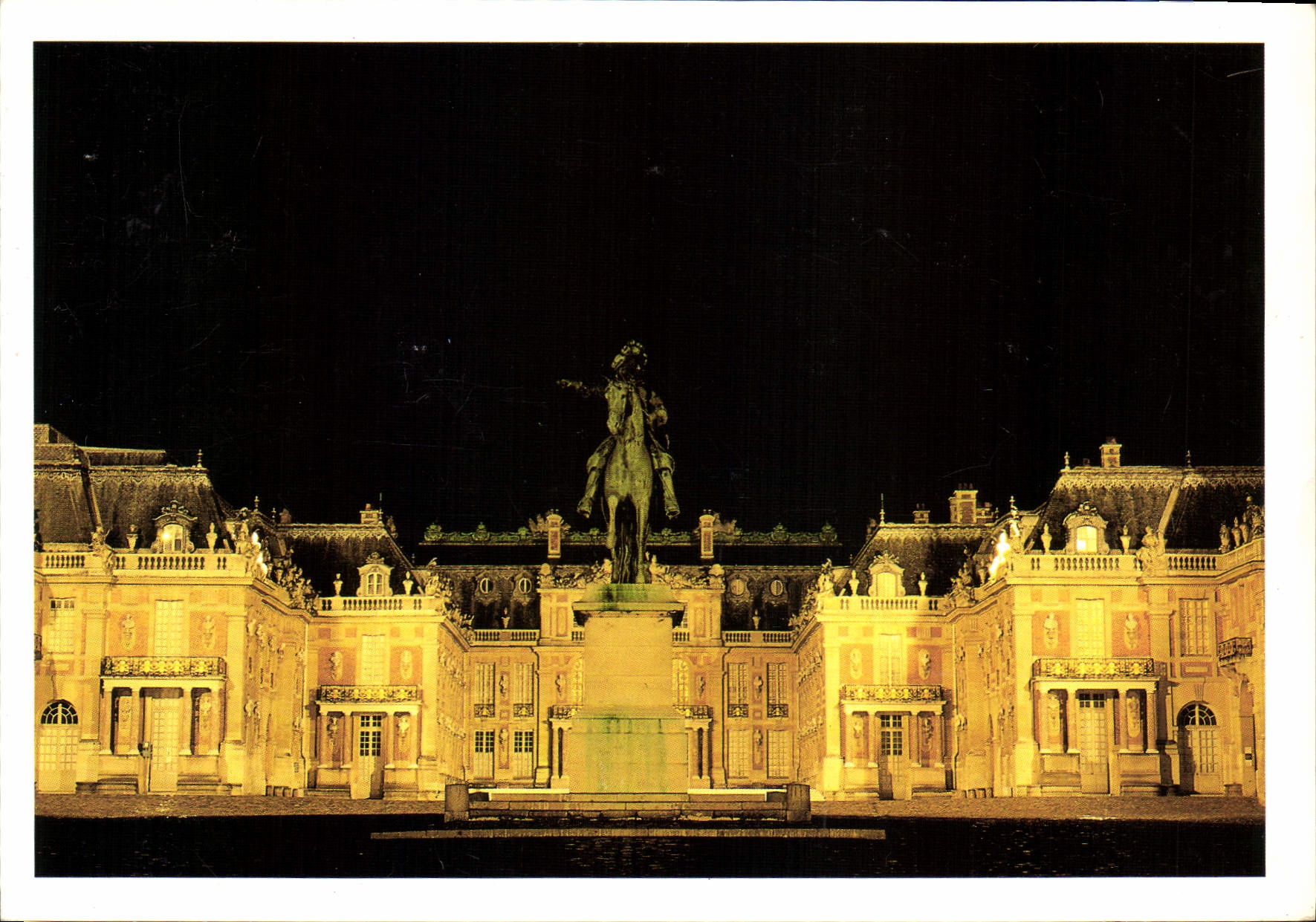 CPM Chateau de Versailles Le chateau La cour de marbre la nuit 