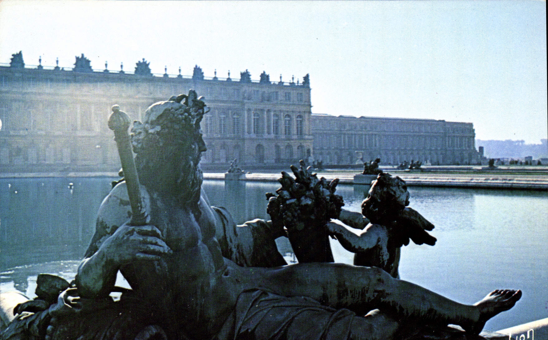 CPM Chateau de Versailles Yvelines Facade du Palais sur les Parterres d'eau 