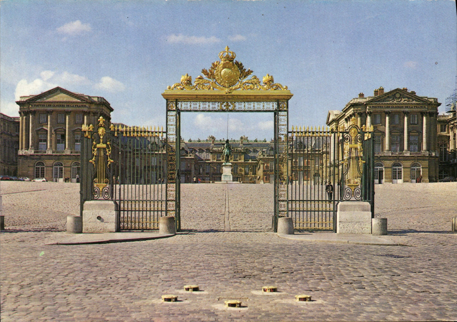 CPM Versailles L'avant cour du palais avec la statue de Louis