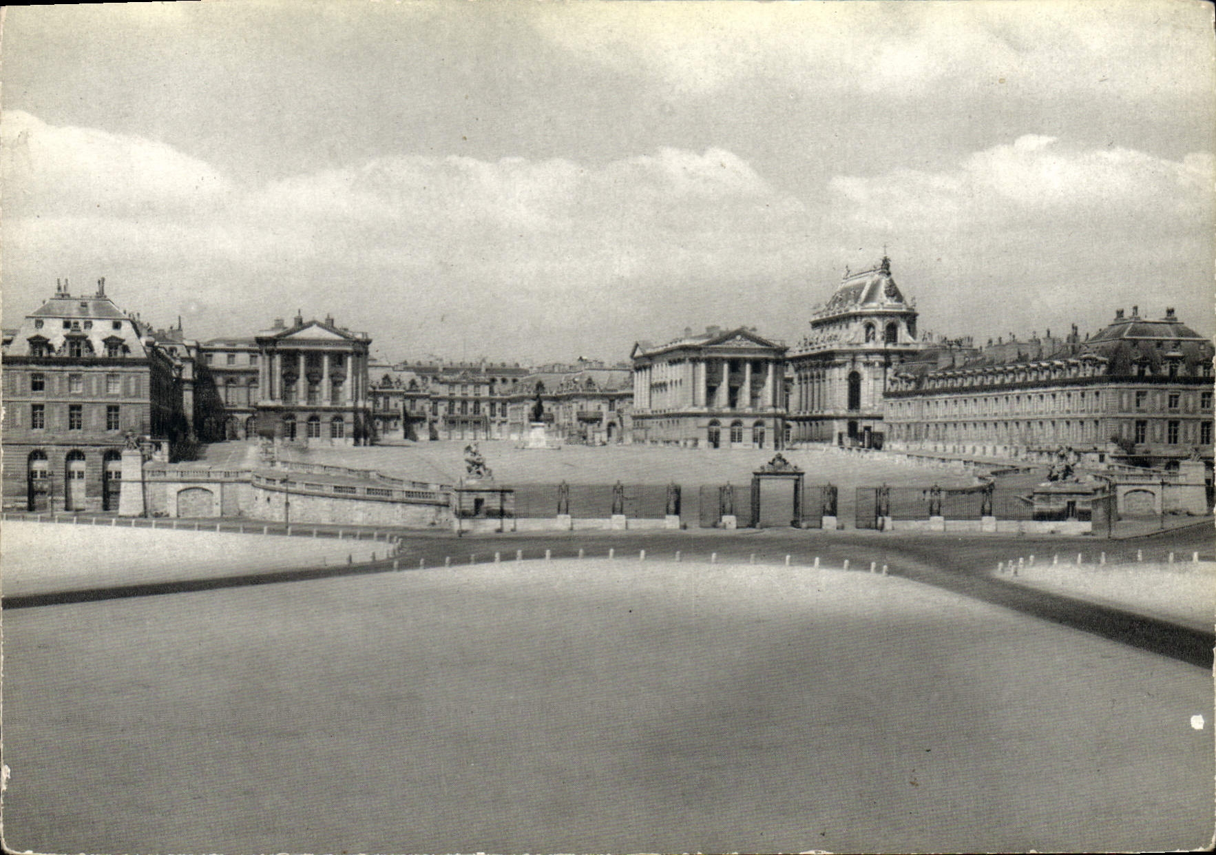 CPM Chateau de Versailles Le Chateau vu de la Place d'Armes 