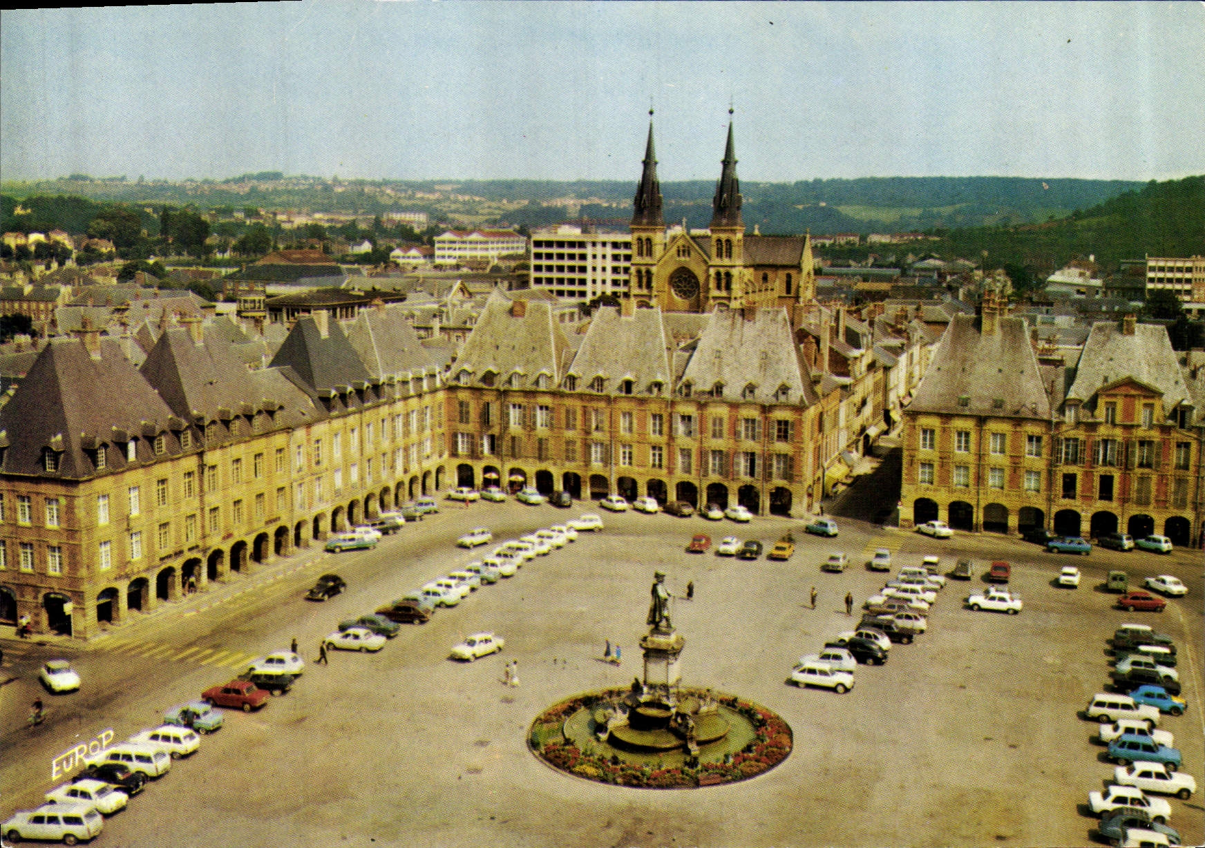 CPM Charleville Mezieres Ardennes La Place Ducale 