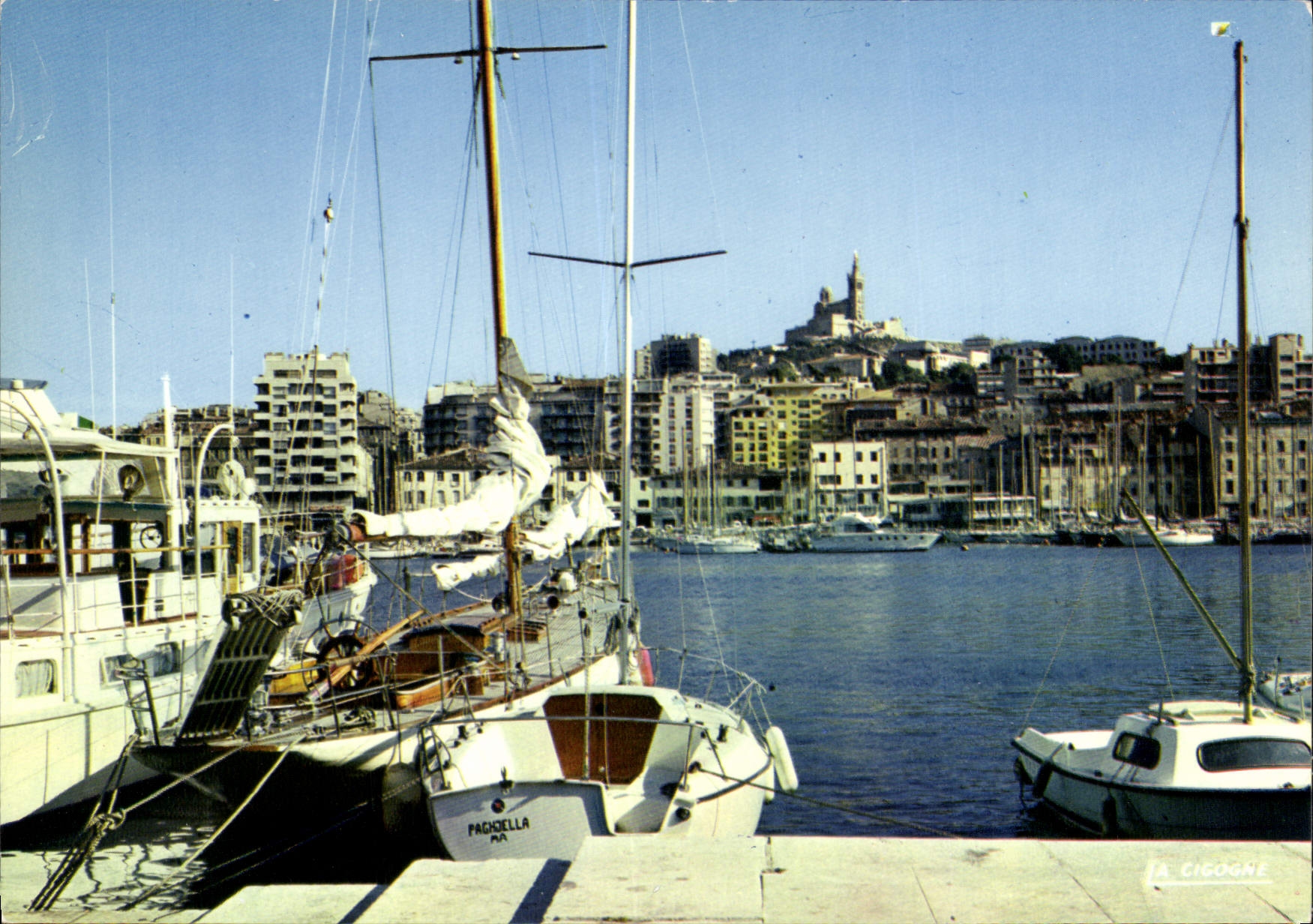 CPM Marseille B du R Le Vieux Port et ND de la Garde 