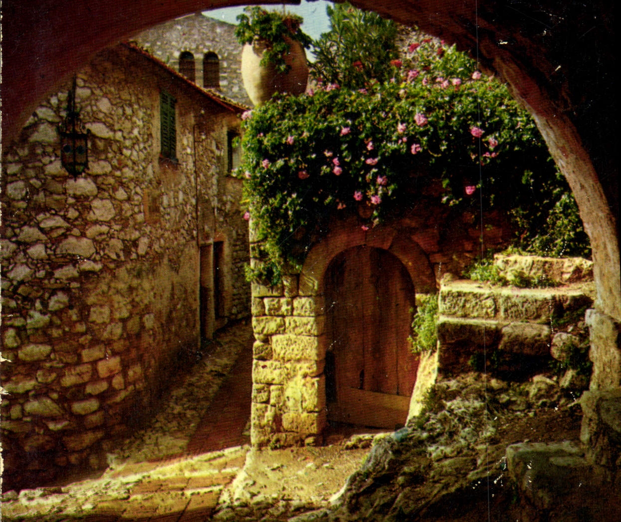 CPM La Cote d'Azur miracle de la nature Eze Alpes Maritimes Vieilles rues et vieilles pierres