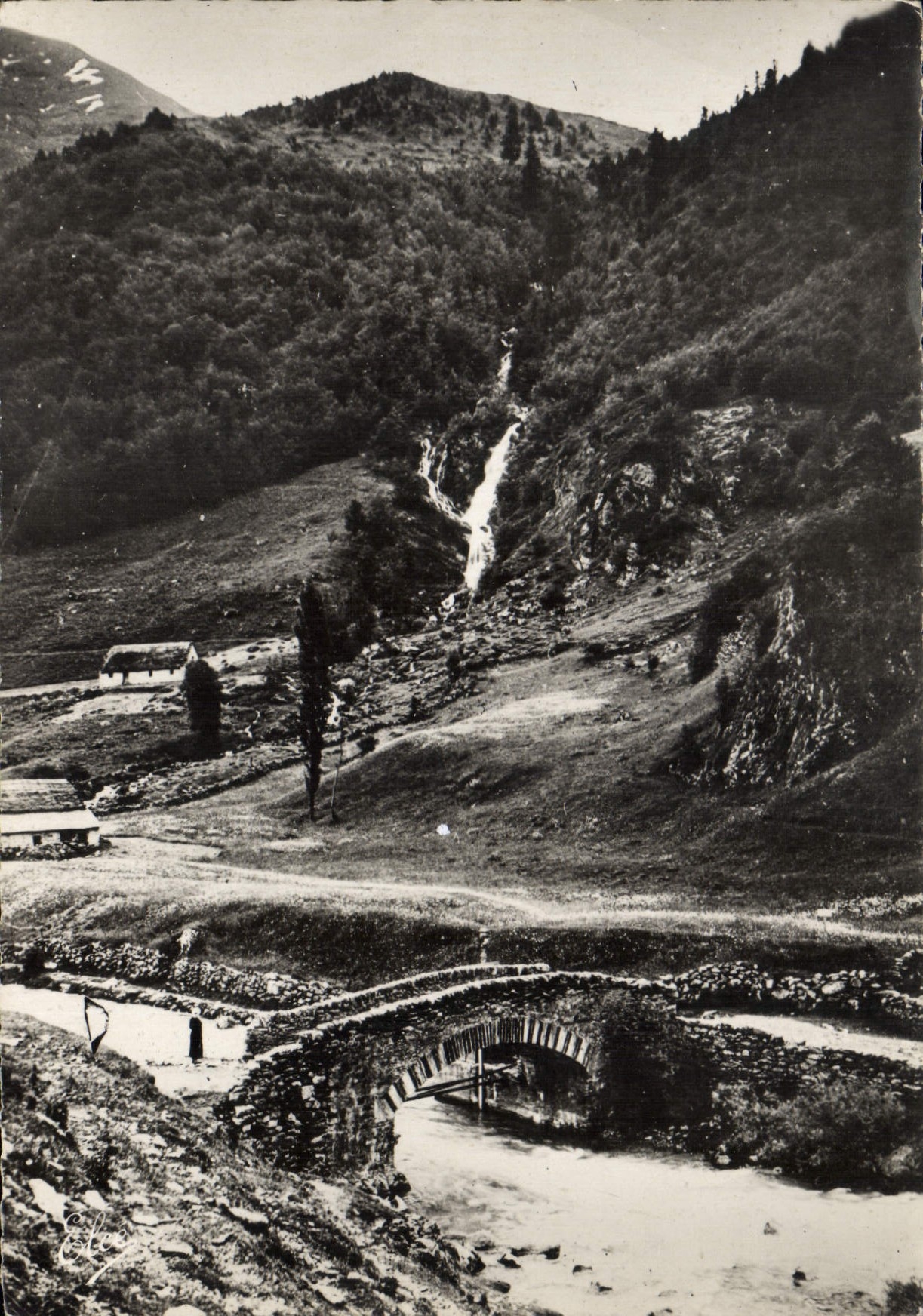 CPM Les Pyrenees Cascade sur la Route de Gavarnie 