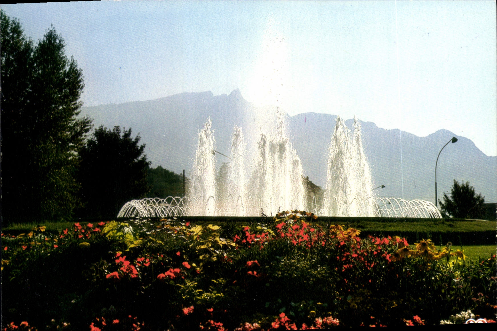 CPM Aix les Bains Savoie A l'entree de la ville une belle fontaine 