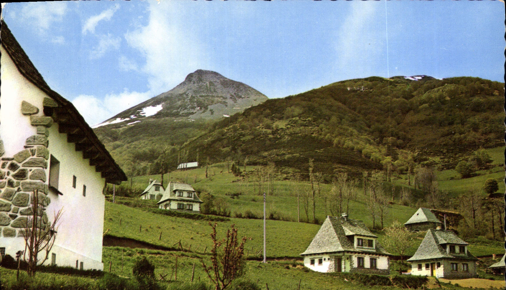 CPM Le Cantal touristique Les chalets et le Puy Griou