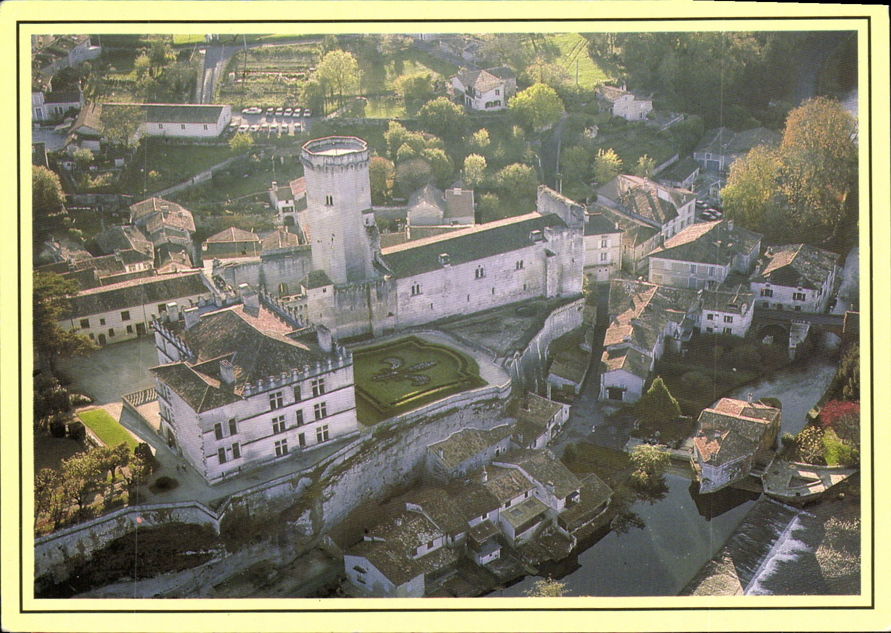 CPM Bourdeilles Dordogne Le Chateau