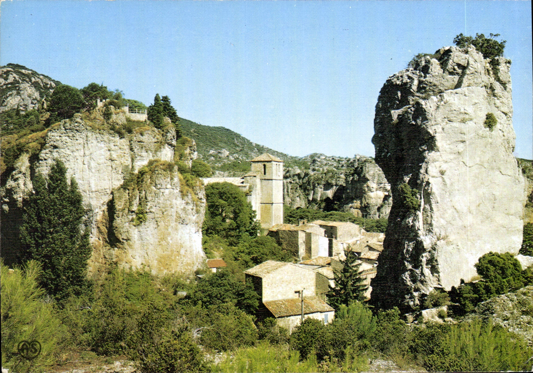 CPM En Parcourant le Languedoc Dans le cirqie de Moureze Herault Les vieilles maisons du Village et 