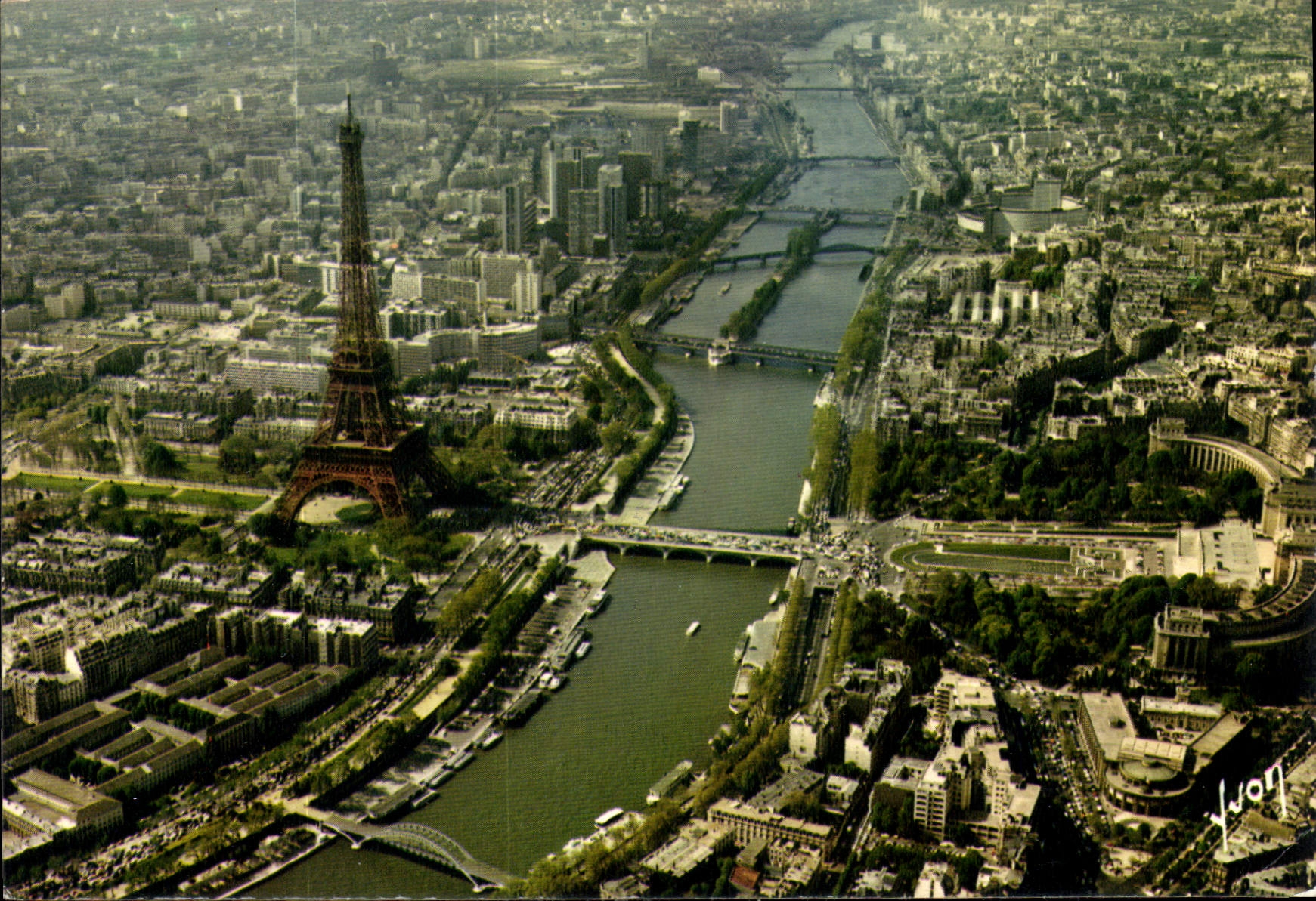 CPM Paris La Tour Eiffel et a droite le Palais de Chaillot et les Jardins du Trocadero