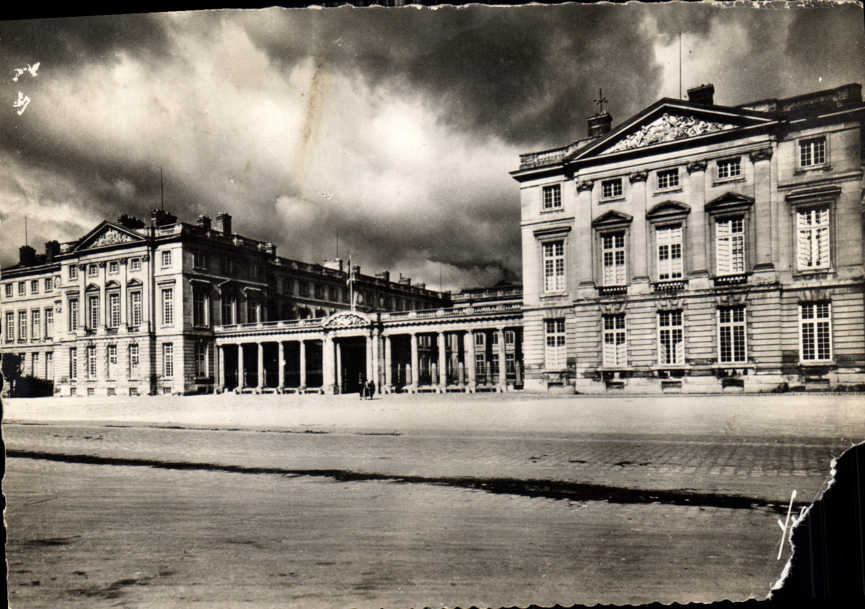CPM Compiegne Oise Facade du Palais 
