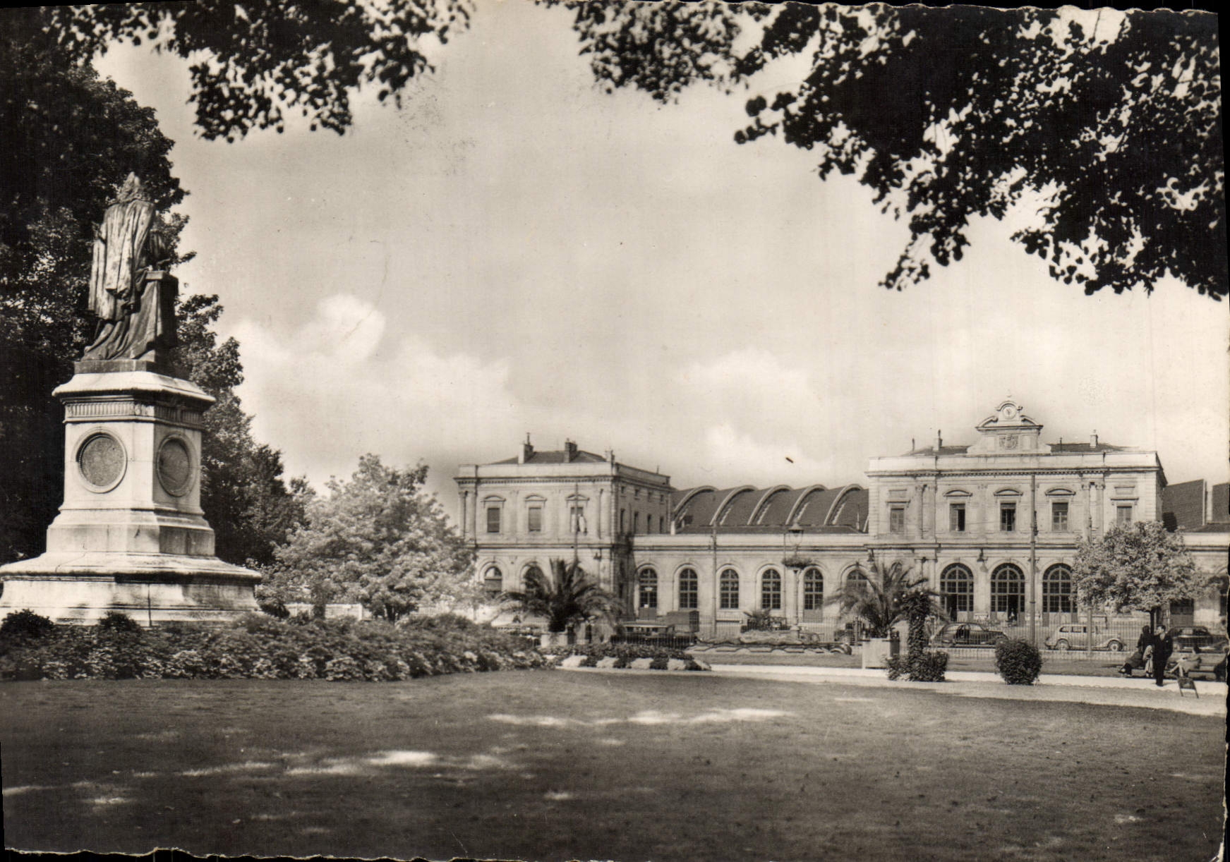 CPM Reims La Gare vue du Square Colbert 