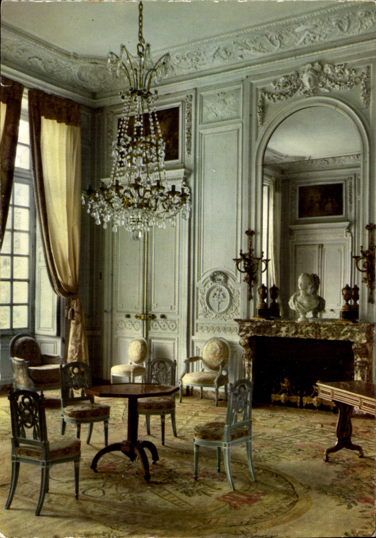 CPM Chateau de Versailles Petit Trianon Le grand Salon ou Salon de Compagnie 