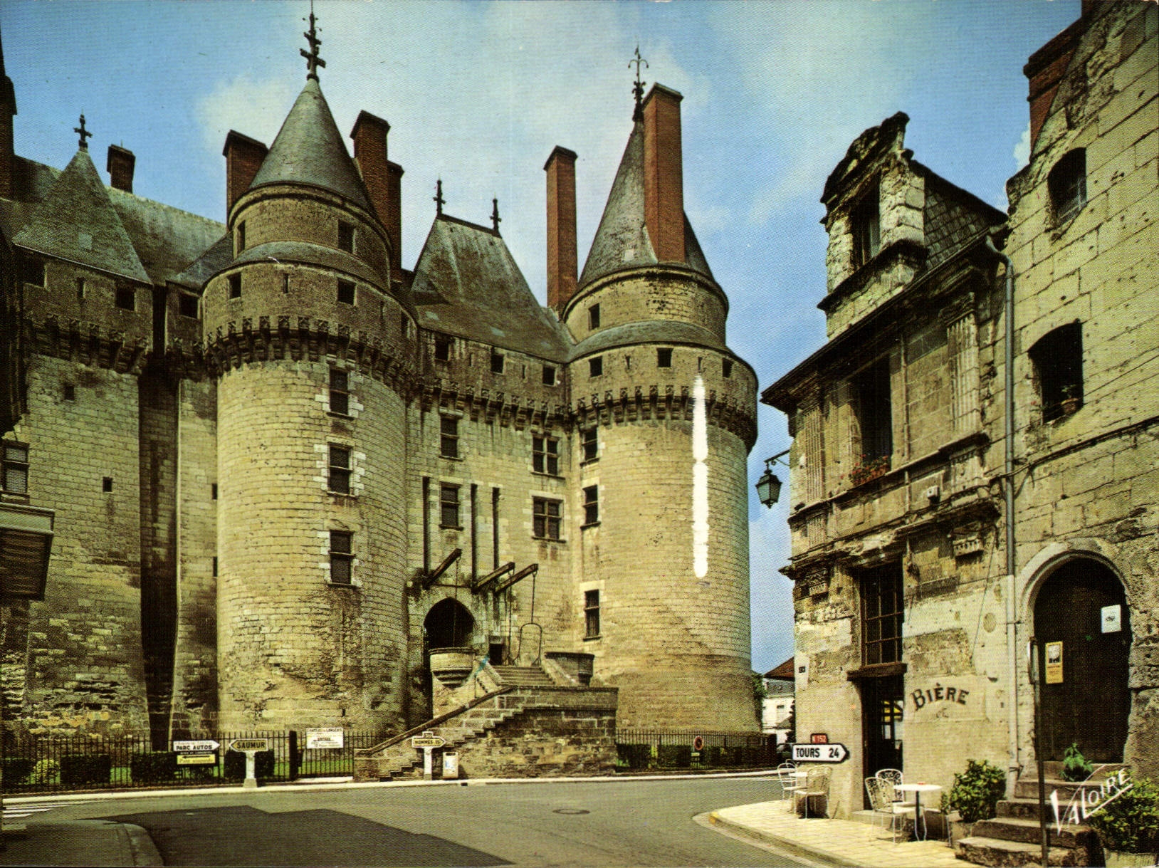CPM Langeais Indre et Loire L'Entree du Chateau 