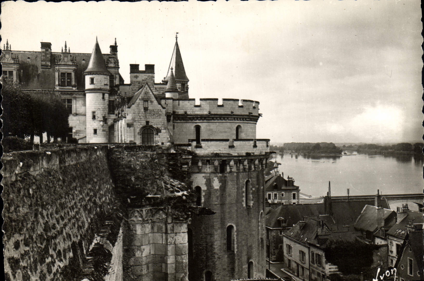 CPM Amboise Indre et Loire Le chateau cote est et la Loire 