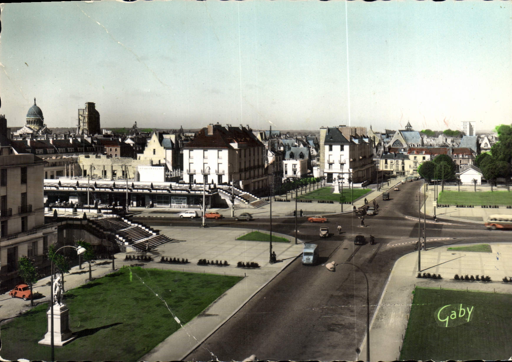 CPM Tours I et L La Place Anatole France vers le Quai du Pont Neuf 