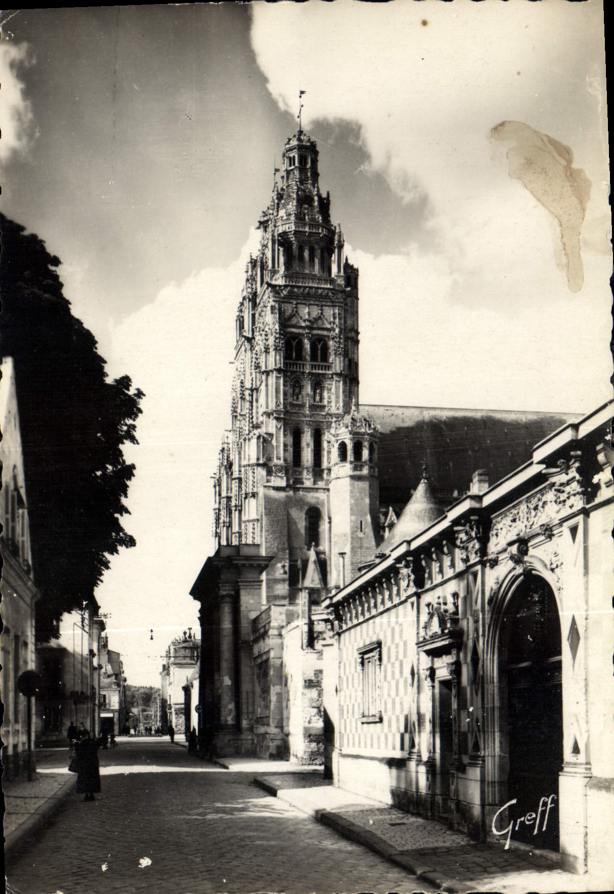CPM Tours Indre et Loire La Rue Jules Simon et la Cathedrale 