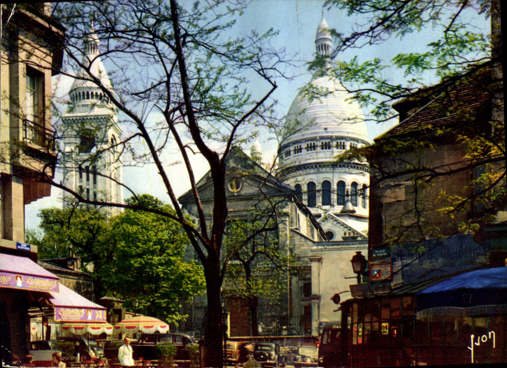 CPM Paris La Basilique du Sacre Coeur et la Place du Terire