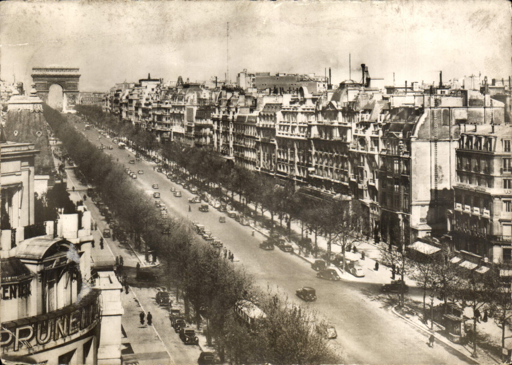 CPM Paris L'Avenue des Champs Elysees