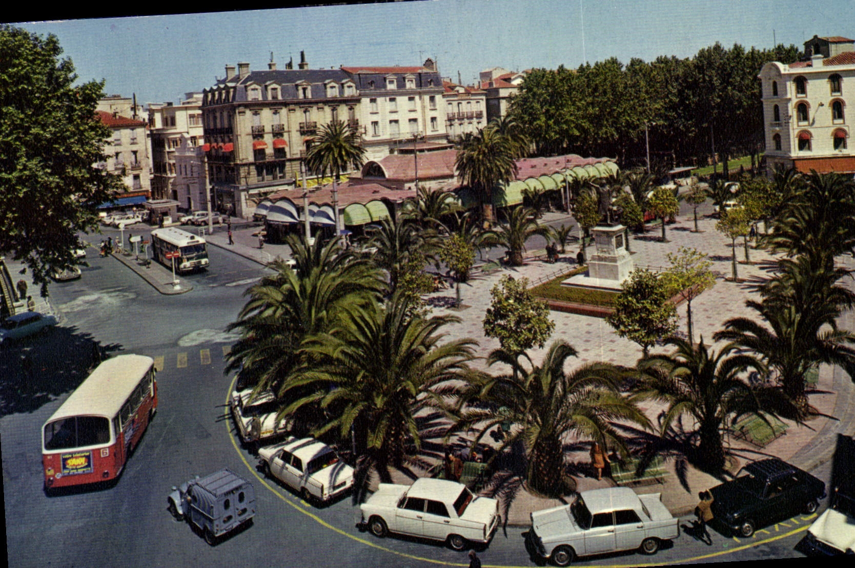 CPM Perpignan Pyrenees Orientales La place Arago et le palmarium Automobile