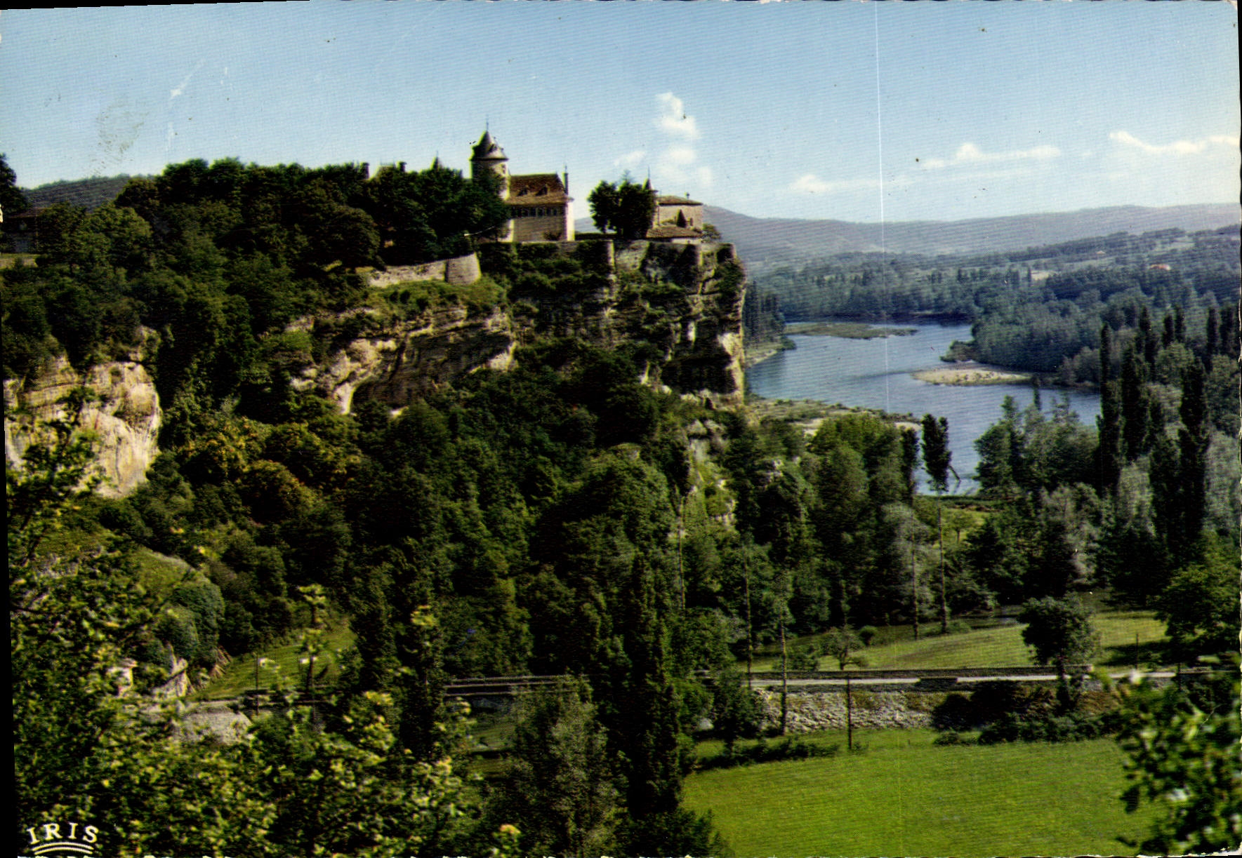 CPM Aux Confins du Perigord Perche sur une falaise le Chateau de Belcastel