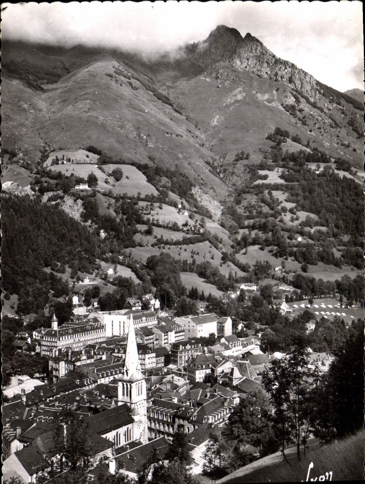 CPM Cauterets Hautes Pyrenees Vue generale prise de Pauze 