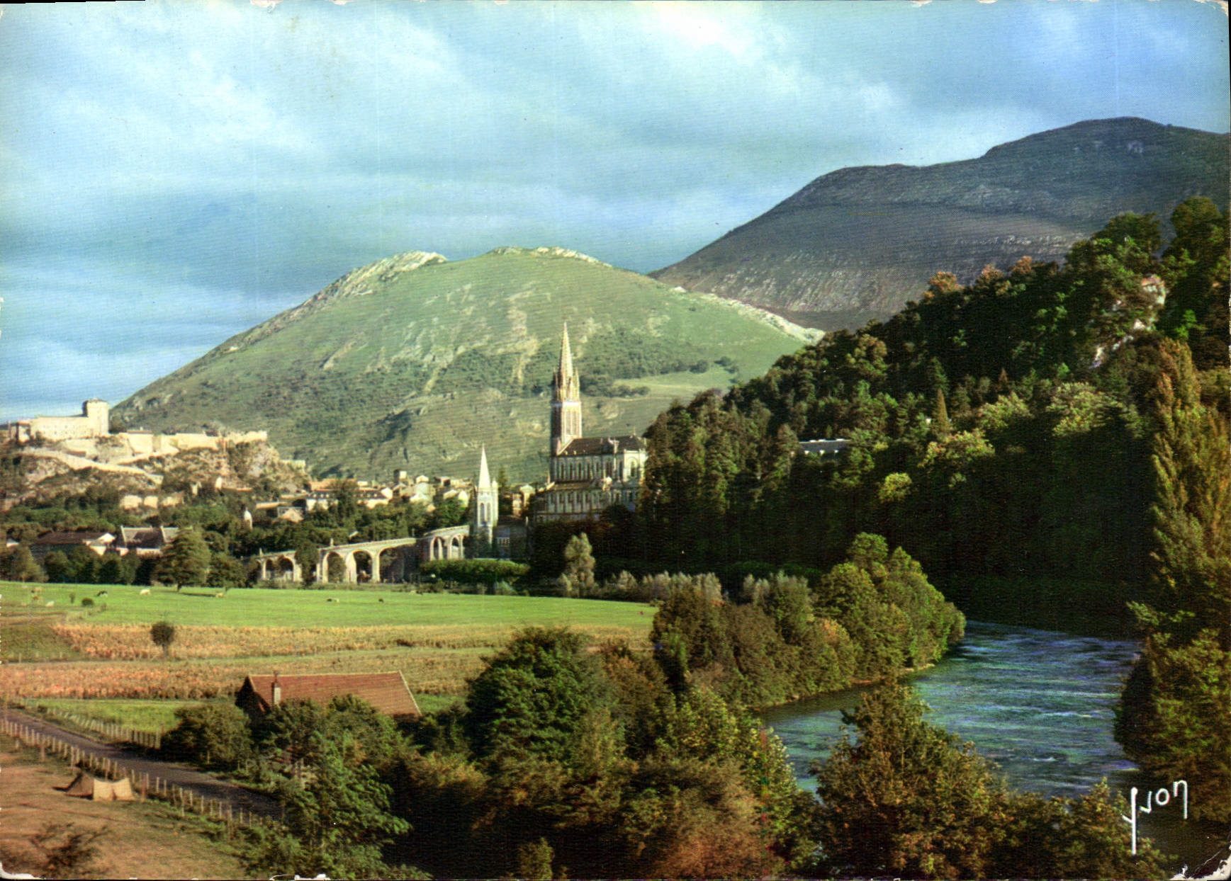 CPM Lourdes Haute Pyrenees Vue generale 