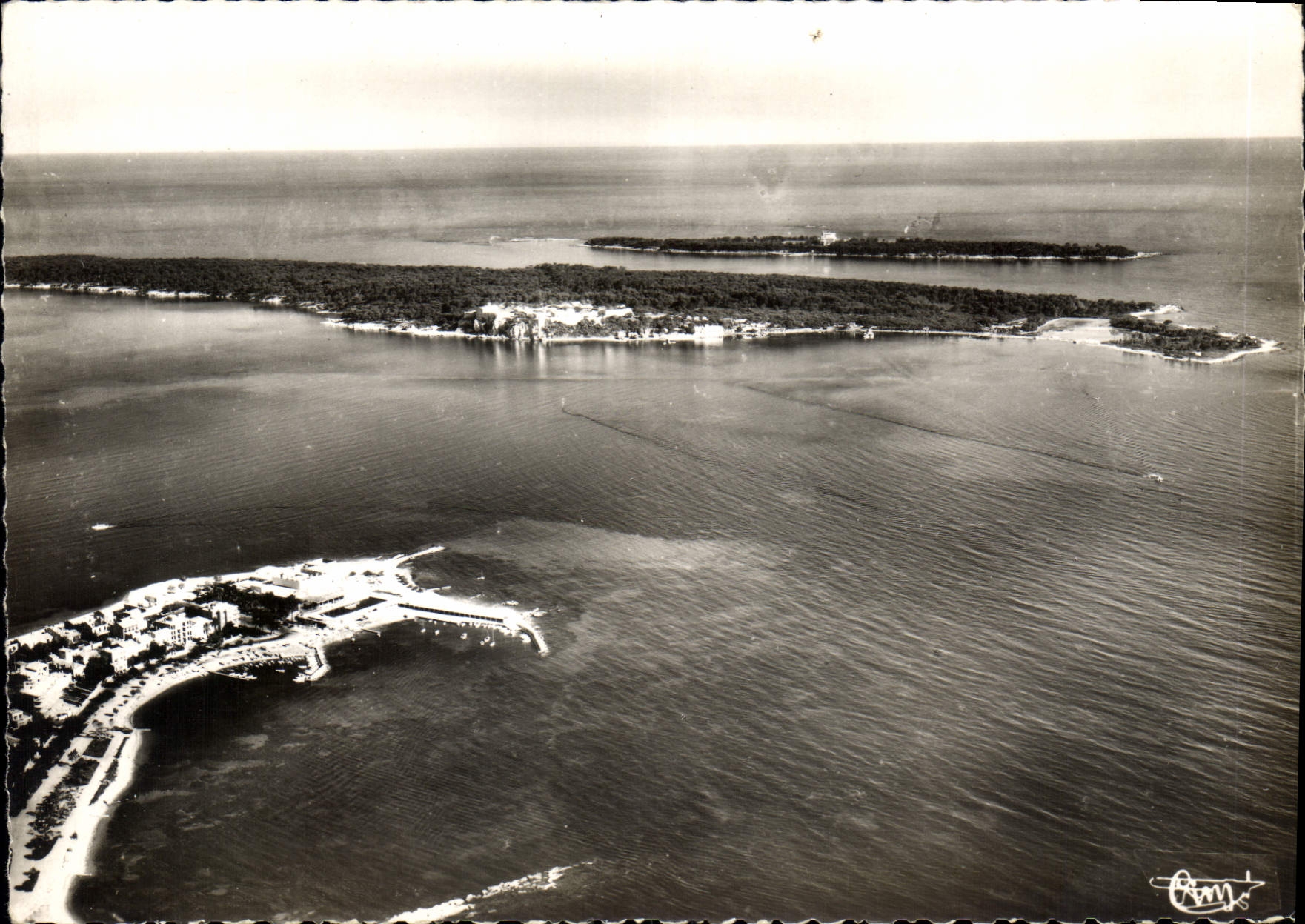 CPM Cannes AM Vue aerienne du Cap de la Croisette Ile Ste Marguerite et St Honorat
