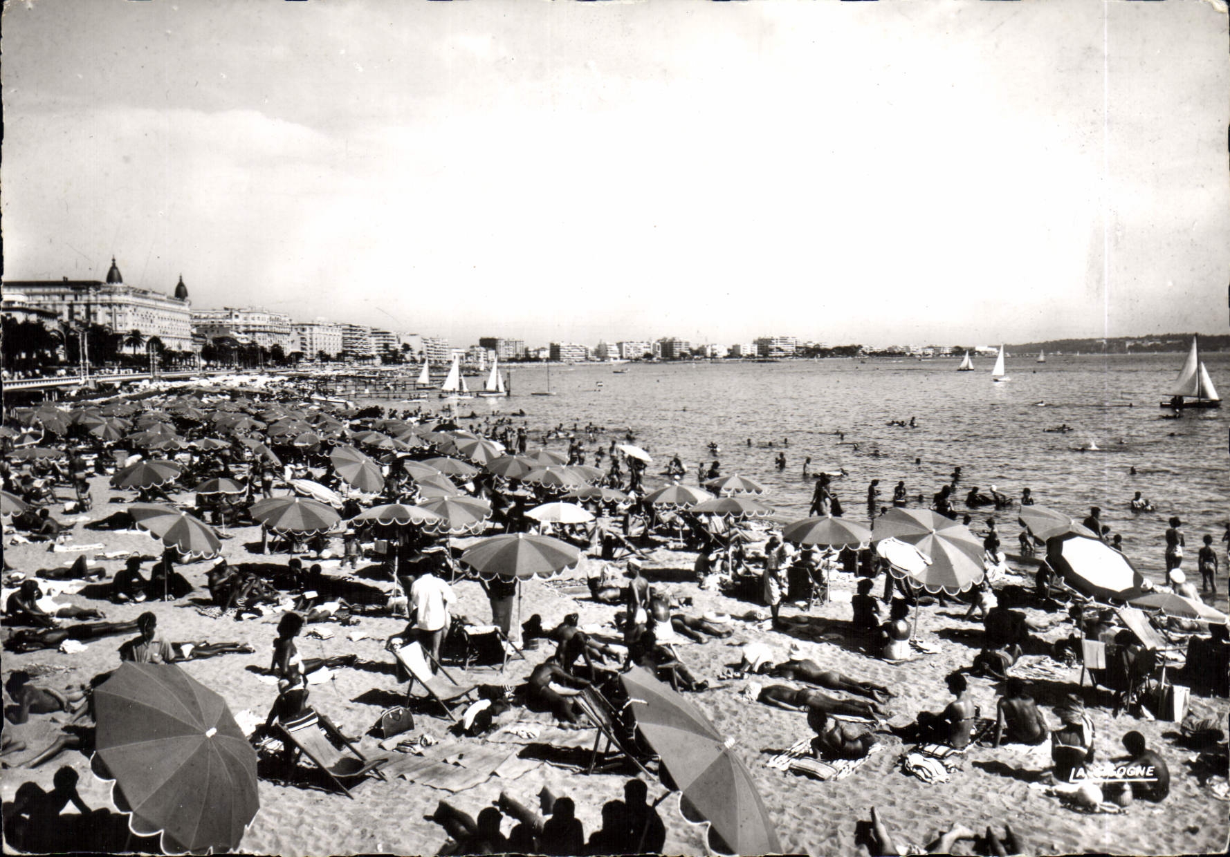 CPM Cannes AM Vue d'ensemble des Plages 