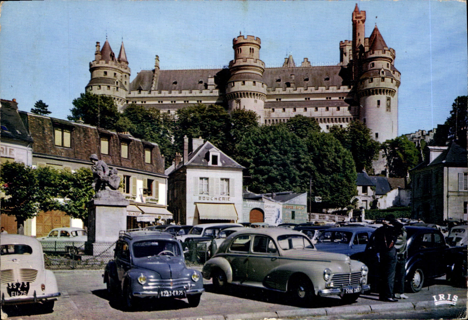 CPM Pierrefonds Oise La Place du Chateau Automobile