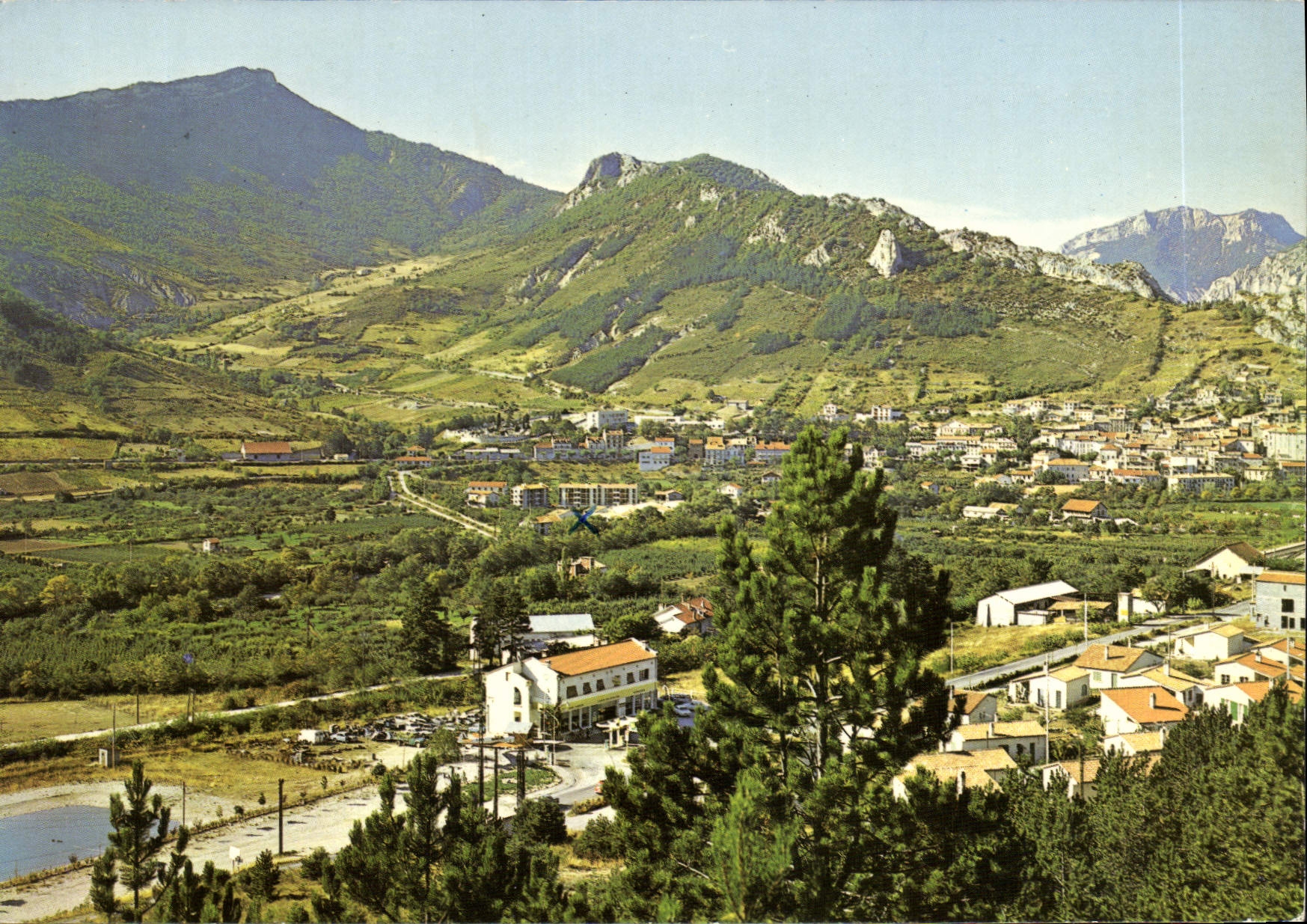 CPM Serres Htes Alpes Vue generale A gauche le plan d'eau Au centre le roc de Jardanne
